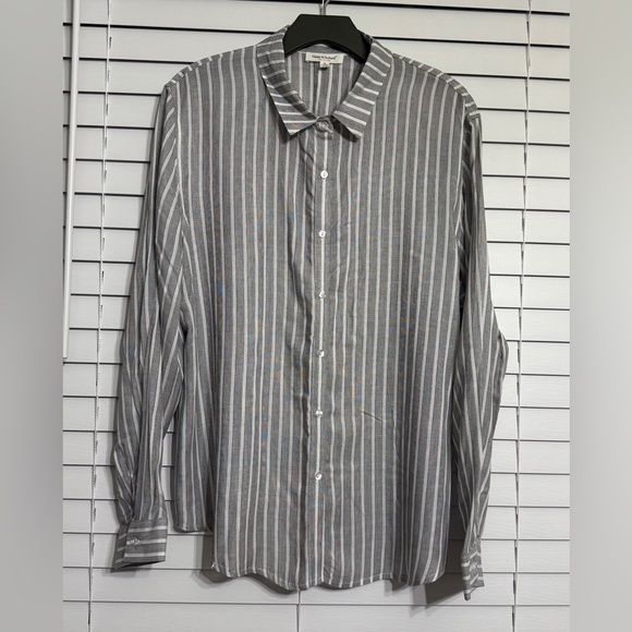 Hester & Orchard Tops - Hester & Orchard button up shirt XL
Excellent condition
